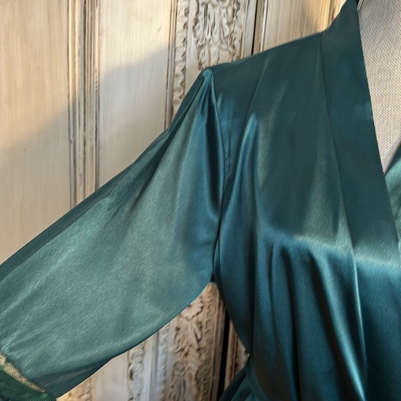 Ekouaer Satin Silky Feminine Deep Green Wrap Robe with Flutter Sleeves Size Med - Picture 4 of 10